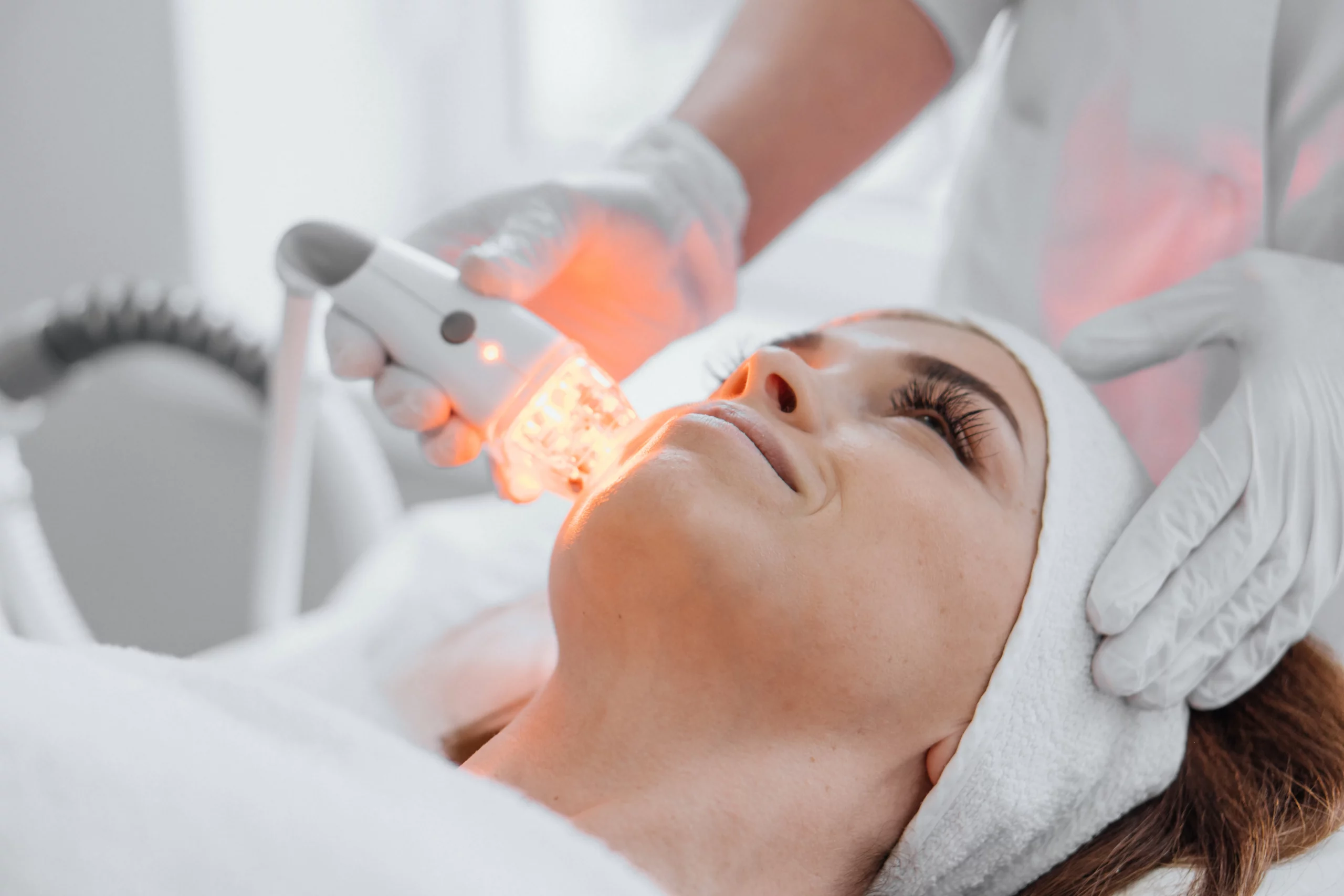 Patient getting LED Light Therapy | Hudson Premier Physical Therapy & Sports | New Jersey